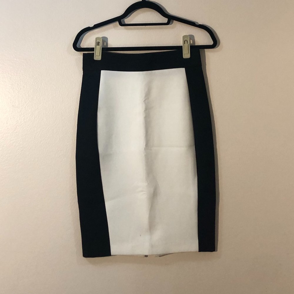 Like new! Zara black and white slimming pencil skirt